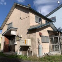 【売家】4SLDK中古住宅付きの広い土地　　　　　　　　　　　　　コンビニ約200m、幼稚園・病院まで約400ｍ